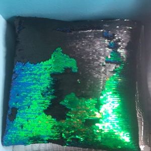 Sequence reversible pillow, brand new.